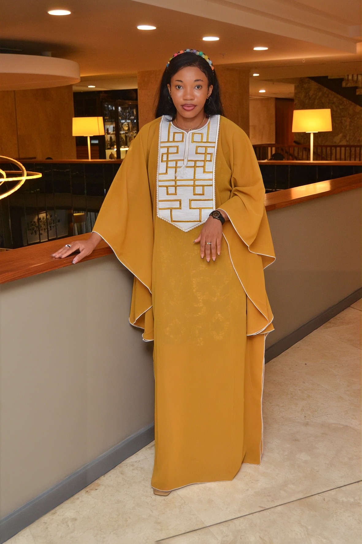 Boubou Jaune brodé en doré sur blanc